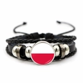 Detalle de pulsera de cuero multicapa con cabujón de bandera polaca y cuentas metálicas - Polonia Punto de Interés