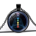 Detailansicht des Chakra-Anhängers mit Meditationssilhouette und Galaxie-Hintergrund - Tiefer Sternenklarer 7 Chakren (JY00959-5)