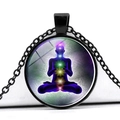 Detail einer schwarzen Chakra-Halskette mit Meditations-Silhouette und sieben Energiepunkten - Lila Nebel Chakra (JY00959-8)
