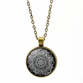 Detail der Vintage Mandala Halskette in Bronze mit Glaskuppel und geometrischem Muster - Bronze