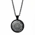 Detailansicht des Mandala-Glasanhängers mit kompliziertem weißem Blumenmuster - Schwarz