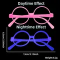 Gafas luminosas de Pascua que muestran el efecto rosa de día y el efecto azul de noche - Marco Redondo Rosa Fucsia