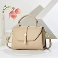 Bolso de mano minimalista beige en cuero granulado con detalles dorados y asa superior - Caqui