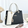 Borsa classica capiente con stampa monogramma bianca e nera e finiture in metallo dorato - L28 A21 P13 / Nero e Bianco