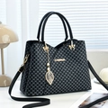 Elegante borsa nera con stampa DH capiente con ciondolo dorato e tracolla inclusa - L28 A21 P13 / Nero
