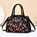 Elegante borsa a tracolla nera con stampa a ciliegie e dettagli in metallo oro - 31x20x14cm / Nero