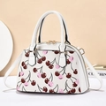 Borsa a conchiglia bianca con stampa ciliegia, manici e tracolla da donna - 31x20x14cm / Bianco Sporco