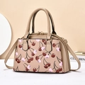 Borsa a conchiglia beige con stampa ciliegia e dettagli in metallo dorato lucido - 31x20x14cm / Cachi