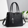 Borsa nera in pelle a grana con cuori a rilievo e ciondolo floreale raffinato - Nero