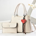 Elegante bolso tote de cuero blanco crema y cartera con colgante de rosa y corazón - Bolso Tote Y Cartera / Blanco Roto