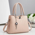 Dettaglio della borsa rosa con goffratura a cuore e ciondolo a fiore con strass - Rosa