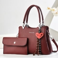 Conjunto de bolso y cartera en cuero granulado color rojo oscuro con colgante - Bolso Tote Y Cartera / Burdeos