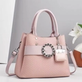 Dettaglio borsa tote rosa con trama intrecciata, fibbia di strass e mini charm - Rosa