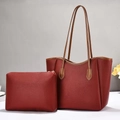 Détail d'un ensemble de sacs bordeaux en simili cuir grainé avec pochette assortie - Rouge