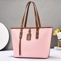 Borsa tote rosa con motivo a coccodrillo e manici marrone scuro in un set minimal - Rosa