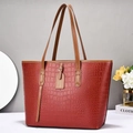 Grande borsa tote rosso mattone con trama a coccodrillo e lunghe tracolle da donna - Borgogna