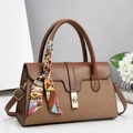 Borsa in pelle intrecciata marrone con chiusura a scatto e foulard di seta decorativo - Marrone