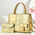 Dettaglio del set borsa tote dorata con stampa coccodrillo e portafoglio abbinato - Set Tote E Portafoglio / Oro