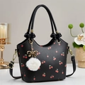 Sac seau chic en PU noir avec motif cerise rouge et pendentif boule en peluche blanche - Noir