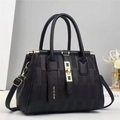 Elegante borsa tote nera in pelle martellata con dettagli dorati e tracolla regolabile - Nero