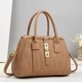 Dettaglio macro della borsa tote in pelle martellata marrone con elegante chiusura dorata - Cachi