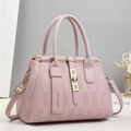 Dettaglio della borsa tote in pelle motivo litchi con trama goffrata e fibbia in metallo - Rosa