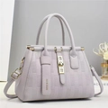 Elegante borsa tote in pelle lavanda con goffratura quadrata e dettagli in metallo dorato - Grigio