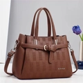 Détail d'un sac à main marron à motif litchi avec boucle argentée et décor floral - Marron