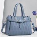 Borsa a mano blu in pelle PU goffrata con trama quadrata e tracolla regolabile - Blu