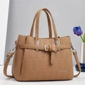 Dettaglio borsa in pelle martellata kaki con fibbia argentata e decorazione di tulipani - Cachi