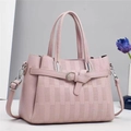 Détail du sac à main rose texture litchi avec doubles poignées et boucle en métal - Rose