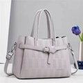 Détail du sac à main en cuir lavande avec gaufrage à damier et boucle en argent poli - Gris