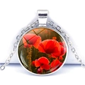 Détail du motif fleur rouge sous dôme en verre avec chaîne argentée élégante - Style Coquelicot Rouge (JY001046-7)