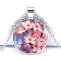 Vue détaillée du collier dôme en verre argenté avec motif de fleurs de cerisier roses - Style Fleur de Cerisier Rose (JY001046-9)