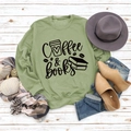 Détail d'un sweat vert sauge avec imprimé Coffee & Books et accessoires d'automne - S / Sweat-shirt Vert Olive (Police Noire)