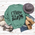 Détail d'un sweat vert forêt Coffee & Books avec accessoires d'automne sur fond de bois - S / Sweat-shirt Vert Clair (Police Noire)