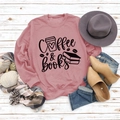 Mise à plat du sweat rose Coffee and Books avec accessoires d'automne et jean bleu - S / Sweat-shirt Or Rose (Police Noire)
