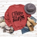 Détail d'un sweat rouge Coffee & Books avec accessoires d'automne sur bois blanc - S / Sweat-shirt Rouge (Police Noire)