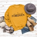 Flachbild von senfgelbem Sweatshirt mit herbstlichen Accessoires auf weißem Holz - S / Gelbes Sweatshirt (Schwarze Schrift)