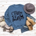 Mise à plat d'un sweat bleu Coffee & Books stylisé avec chapeau, écharpe et jeans - S / Sweat-shirt Bleu (Police Noire)