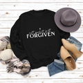 Flachbild von schwarzem Sweatshirt mit 'not perfect just FORGIVEN' Text und Herbst-Accessoires - S / Schwarzes Sweatshirt (Weiße Schrift)