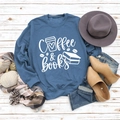 Pull bleu marine Coffee & Books avec décor d'automne sur fond de bois blanc - S / Sweat-shirt Bleu (Police Blanche)