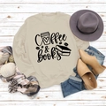 Mise à plat du sweat beige Coffee & Books avec accessoires d'automne sur bois blanc - S / Sweat-shirt Sable (Police Noire)