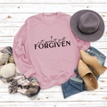 Flat Lay eines rosa Sweatshirts 'Not Perfect Just Forgiven' mit Herbst-Modeaccessoires - S / Rosa Sweatshirt (Schwarze Schrift)