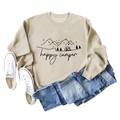 Detalle de sudadera beige con estampado Happy Camper con montañas y gráfico de RV - S / Arena (Fuente Negra)