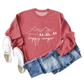 Detail des roten Happy Camper Sweatshirts mit Berg- und Sonnengrafik und lässigem Styling - Rot (Weiße Schrift)