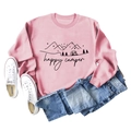 Sudadera rosa Happy Camper con estampado de montaña y jeans azules sobre fondo blanco liso - S / Rosa (Texto Negro)