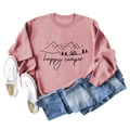 Flachbild-Draufsicht von rosa Happy Camper Sweatshirt mit Berg-Grafik und Jeans - Roségold (Schwarze Schrift)