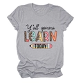 Détail d'un t-shirt gris avec motif imprimé Y'all gonna LEARN TODAY et crayon coloré - Gris Clair (Texte Noir)