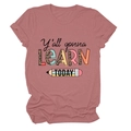 Détail des lettres à motif léopard et du graphique de crayon coloré sur un t-shirt en coton rose - Or Rose (Texte Noir)